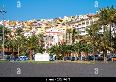 Der schwarze vulkanische Sandstrand Playa de San Sebastian auf La Gomera Stockfoto