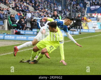 Duell Raphael Obermair 1. FC Magdeburg mit Nico Rieble SV Wehen Wiesbaden 1. FC Magdeburg vs. SV Wehen Wiesbaden, Fußball 3. Liga Stockfoto