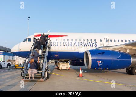 Passagiere an Bord des British Airways Airbus A319 am Jersey International Airport, St. Peter, Jersey, Kanalinseln Stockfoto