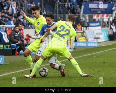 Duell Jason Ceka 1.FC Magdeburg mit Maximilian Thiel SV Wehen Wiesbaden 1. FC Magdeburg vs. SV Wehen Wiesbaden, Fußball 3. Liga Stockfoto