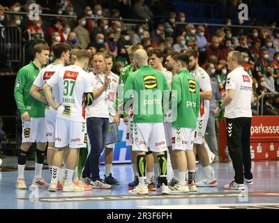 Spielerkreis mit Cheftrainer Frank Carstens GWD Minden SC Magdeburg - GWD Minden Handball Männer DHB Cup Viertelfinale Staffel 2021 Stockfoto