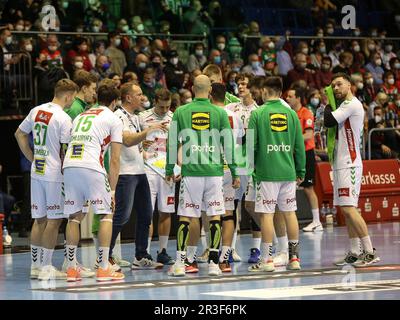 Spielerkreis mit Cheftrainer Frank Carstens GWD Minden SC Magdeburg - GWD Minden Handball Männer DHB Cup Viertelfinale Staffel 2021 Stockfoto