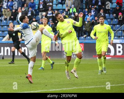 Duell Jason Ceka 1.FC Magdeburg mit Sebastian Mrowca SV Wehen Wiesbaden 1. FC Magdeburg vs. SV Wehen Wiesbaden, Fußball 3. Liga Stockfoto