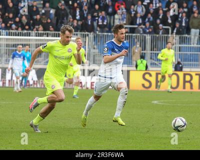 Laufduell Thijmen Goppel, SV Wehen Wiesbaden mit Adrian Malachowski 1.FC Magdeburg 1. FC Magdeburg gegen SV Wehen Wiesbaden, F. Stockfoto