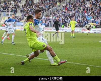 Duell Adrian Malachowski 1.FC Magdeburg mit Thijmen Goppel SV Wehen Wiesbaden 1. FC Magdeburg gegen SV Wehen Wiesbaden, Fußball 3 Stockfoto