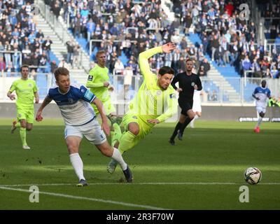 Duell Connor Krempicki 1. FC Magdeburg mit Ahmet GÃ¼rleyen SV Wehen Wiesbaden 1. FC Magdeburg gegen SV Wehen Wiesbaden, Fußball 3. Stockfoto