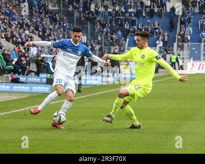 Duell Raphael Obermair 1. FC Magdeburg mit Nico Rieble SV Wehen Wiesbaden 1. FC Magdeburg vs. SV Wehen Wiesbaden, Fußball 3. Liga Stockfoto