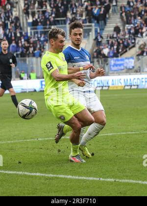 Duell Adrian Malachowski 1.FC Magdeburg mit Thijmen Goppel SV Wehen Wiesbaden 1. FC Magdeburg gegen SV Wehen Wiesbaden, Fußball 3 Stockfoto