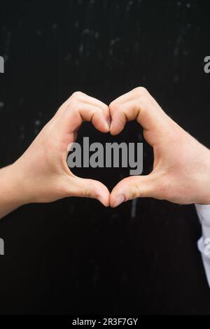 Herz geformt mit Händen Stockfoto