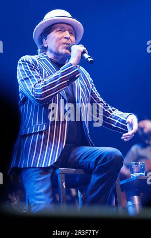 Madrid, Spanien. 23. Mai 2023. Der Sänger-Songwriter Joaquin Sabina tritt am 23. Mai 2023 im Wizink Center in Madrid, Spanien, auf der Bühne auf. (Foto: Oscar Gonzalez/NurPhoto) Guthaben: NurPhoto SRL/Alamy Live News Stockfoto