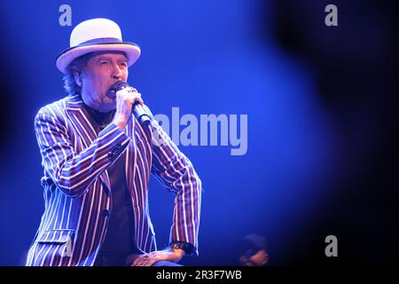 Madrid, Spanien. 23. Mai 2023. Der Sänger-Songwriter Joaquin Sabina tritt am 23. Mai 2023 im Wizink Center in Madrid, Spanien, auf der Bühne auf. (Foto: Oscar Gonzalez/NurPhoto) Guthaben: NurPhoto SRL/Alamy Live News Stockfoto