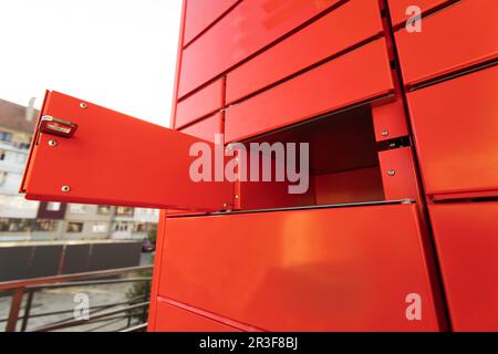 Modernes Postautomatisches Postterminal mit Selbstbedienung Stockfoto