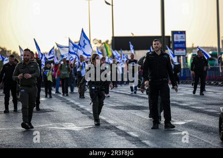 Jerusalem, Israel. 23. Mai 2023. Israelische Soldaten marschieren während eines Protests gegen den nationalen Haushaltsvorschlag der Regierung an Demonstranten vorbei. Israelische Demonstranten nehmen an einer Demonstration außerhalb der Knesset Teil, während die israelische Regierung kurz vor der Abstimmung und Genehmigung des neuen Haushalts steht. Kredit: SOPA Images Limited/Alamy Live News Stockfoto