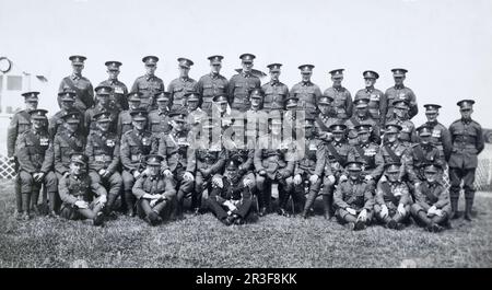 Territoriale Soldaten der königlichen Ingenieure (Sherwood Foresters), Flugabwehr-Bataillon mit Medaillen zur Krönung von König George VI. Im Jahr 1937. Einige haben galante Medaillen wie das Militärkreuz und die Militärmedaille. Stockfoto