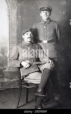 Zwei deutsche Soldaten aus dem Ersten Weltkrieg, ein Infanterist und Kavallerie, mit der Medaille des Eisernen Kreuzes. Aufgenommen in München. Stockfoto