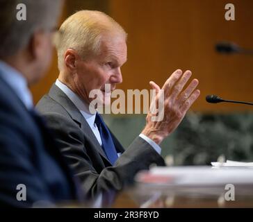Washington, Vereinigte Staaten Von Amerika. 18. April 2023. Washington, Vereinigte Staaten von Amerika. 18. April 2023. NASA-Administrator Bill Nelson sagt vor dem Unterausschuss der Senatsbewilligungen für Handel, Justiz, Wissenschaft und verwandte Agenturen während der Anhörung zum Haushalt des GJ 2024 im Dirksen Senate Office Building am 18. April 2023 in Washington, DC, aus. Credit: Bill Ingalls/NASA/Alamy Live News Stockfoto