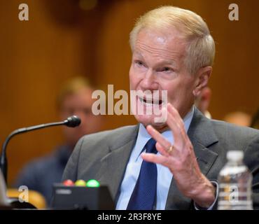 Washington, Vereinigte Staaten Von Amerika. 18. April 2023. Washington, Vereinigte Staaten von Amerika. 18. April 2023. NASA-Administrator Bill Nelson sagt vor dem Unterausschuss der Senatsbewilligungen für Handel, Justiz, Wissenschaft und verwandte Agenturen während der Anhörung zum Haushalt des GJ 2024 im Dirksen Senate Office Building am 18. April 2023 in Washington, DC, aus. Credit: Bill Ingalls/NASA/Alamy Live News Stockfoto