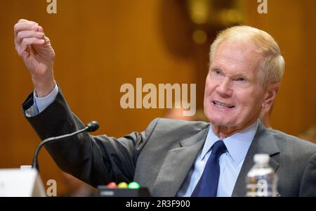 Washington, Vereinigte Staaten Von Amerika. 18. April 2023. Washington, Vereinigte Staaten von Amerika. 18. April 2023. NASA-Administrator Bill Nelson sagt vor dem Unterausschuss der Senatsbewilligungen für Handel, Justiz, Wissenschaft und verwandte Agenturen während der Anhörung zum Haushalt des GJ 2024 im Dirksen Senate Office Building am 18. April 2023 in Washington, DC, aus. Credit: Bill Ingalls/NASA/Alamy Live News Stockfoto