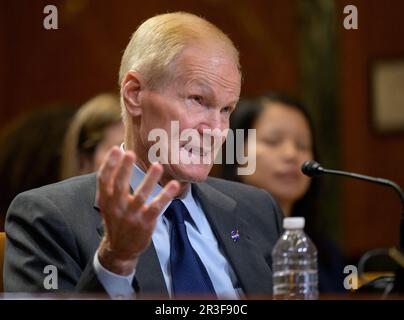 Washington, Vereinigte Staaten Von Amerika. 18. April 2023. Washington, Vereinigte Staaten von Amerika. 18. April 2023. NASA-Administrator Bill Nelson sagt vor dem Unterausschuss der Senatsbewilligungen für Handel, Justiz, Wissenschaft und verwandte Agenturen während der Anhörung zum Haushalt des GJ 2024 im Dirksen Senate Office Building am 18. April 2023 in Washington, DC, aus. Credit: Bill Ingalls/NASA/Alamy Live News Stockfoto