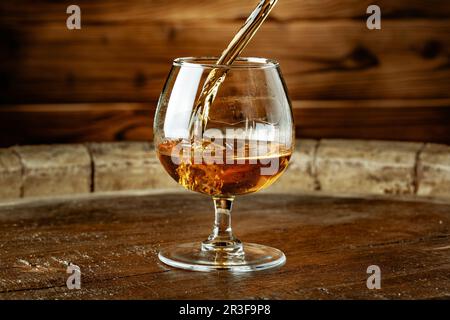 Doppelte Whisky wird in ein Glas gegossen Stockfoto