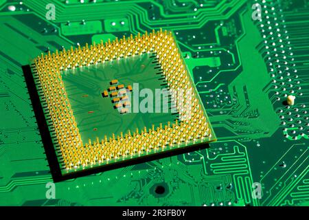 Nahaufnahme der Mikrochips und Stifte auf der Leiterplatte des Haupt-CPU-PC-Prozessors. Stockfoto