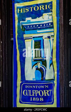 Eine historische Flagge im Zentrum von Gulfport hängt am Fenster des Zugdepots der Gulfport Union Station am 13. Mai 2023 in Gulfport, Mississippi. Stockfoto