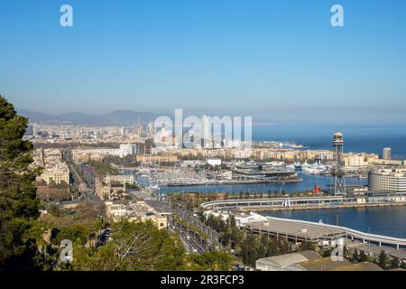 Blick auf die Küste von Barcelona in Spanien vom Berg Montjuic Stockfoto