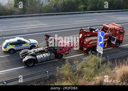 Ansicht eines Abschleppwagens mit dem Lkw, bei dem der Lkw bei einem Unfall auf der Autobahn AP -7 ums Leben kam. Die katalanische Verkehrspolizei hat Anfang des Dienstagnachmittags gemeldet, dass ein tödlicher Unfall auf der Autobahn AP-7 bei Kilometer 215,7 in der Gemeinde Santa Oliva Tarragona, Spanien, verzeichnet wurde, bei dem Ein Fahrer eines der Lkws bei dem Unfall ums Leben kam. Stockfoto