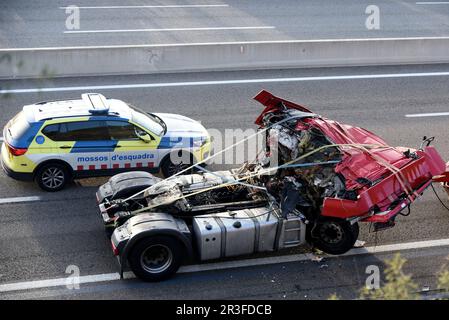 Blick auf einen beschädigten Lkw, bei dem der Lkw bei einem Unfall auf der Autobahn AP -7 ums Leben kam. Die katalanische Verkehrspolizei hat Anfang des Dienstagnachmittags gemeldet, dass ein tödlicher Unfall auf der Autobahn AP-7 bei Kilometer 215,7 in der Gemeinde Santa Oliva Tarragona, Spanien, verzeichnet wurde, bei dem Ein Fahrer eines der Lkws bei dem Unfall ums Leben kam. Stockfoto