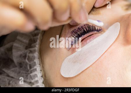 Weibliches Gesicht unter Verfahren der Wimpern Laminierung im Schönheitssalon Stockfoto