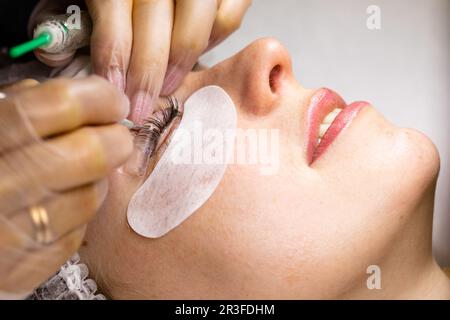 Weibliches Gesicht unter Verfahren der Wimpern Laminierung im Schönheitssalon Stockfoto