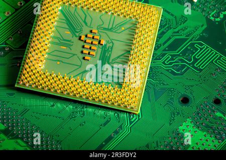 Makro Nahaufnahme von Mikrochips und Pins auf der Hauptplatine des CPU-PC-Prozessors. Stockfoto