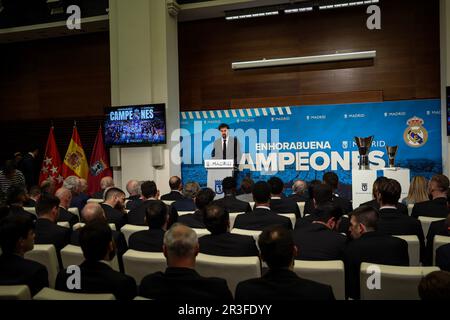 Madrid, Spanien. 23. Mai 2023. Sergio Llull, Real Madrid Basketballspieler, hält während der Zeremonie Reden. Der Basketball Real Madrid erreichte seinen elften Europameistertitel, den höchsten kontinentalen Wettkampf, nachdem er die griechische Olympiakos 78-79 in einem Finale in der Zalgirio Arena in Kaunas (Litauen) besiegt hatte. Kredit: SOPA Images Limited/Alamy Live News Stockfoto