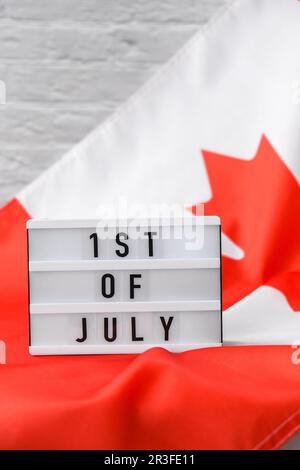 Die kanadische Nationalflagge. Lightbox mit Text „Canadian 1. OF JULY Flag“ oder „The Maple Leaf“. Patriotismus. Internationale Beziehungen Stockfoto