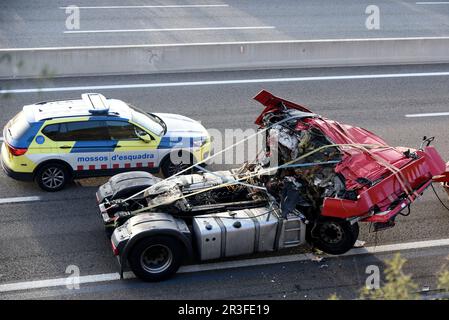 Santa Oliva, Spanien. 23. Mai 2023. Blick auf einen beschädigten Lkw, bei dem der Lkw bei einem Unfall auf der Autobahn AP -7 ums Leben kam. Die katalanische Verkehrspolizei hat Anfang des Dienstagnachmittags gemeldet, dass ein tödlicher Unfall auf der Autobahn AP-7 bei Kilometer 215,7 in der Gemeinde Santa Oliva Tarragona, Spanien, verzeichnet wurde, bei dem Ein Fahrer eines der Lkws bei dem Unfall ums Leben kam. (Foto: Ramon Costa/SOPA Images/Sipa USA) Guthaben: SIPA USA/Alamy Live News Stockfoto