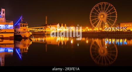 Danzig Polen März 2022 Riesenrad in der Altstadt von Danzig bei Nacht Reflexion Blau und Gelb der ukrainischen Flagge in Stockfoto