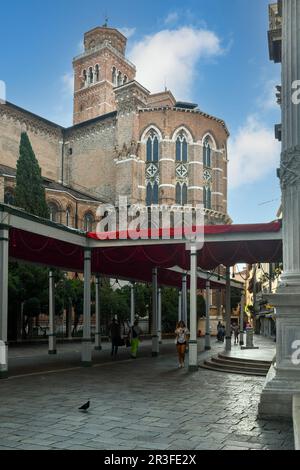 Blick auf die Basilika Santa Maria Gloriosa dei Frari vom Campo San Rocco Platz, dekoriert mit einem roten Baldachin für das Fest des heiligen, Venedig Stockfoto