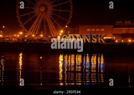 Danzig Polen März 2022 Riesenrad in der Altstadt von Danzig bei Nacht Reflexion Blau und Gelb der ukrainischen Flagge in Stockfoto