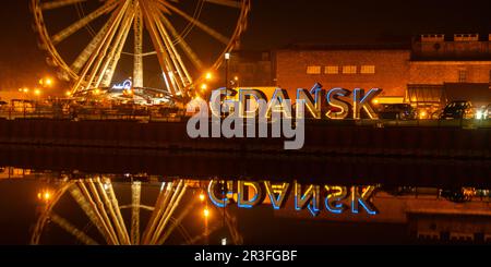 Danzig Polen März 2022 Riesenrad in der Altstadt von Danzig bei Nacht Reflexion Blau und Gelb der ukrainischen Flagge in Stockfoto