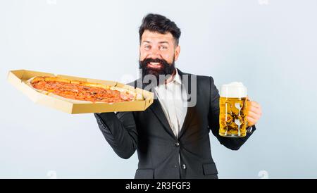 Pizza-Zeit. Bärtiger Mann mit leckerer Pizza und einem Becher Bier. Zufriedener Mann mit leckerer Pizza und kaltem Bier. Fastfood. Italienisches Essen. Geschäftsessen Stockfoto