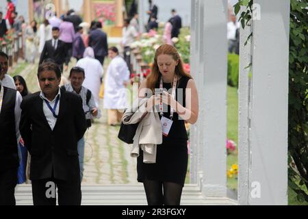 Srinagar, Indien. 23. Mai 2023. G20 Delegierte verlassen den Saal, nachdem sie an einer Sitzung in Srinagar, indisch kontrolliertes Kaschmir, am Dienstag, den 23. Mai 2023 teilgenommen haben. Das von China und Pakistan verurteilte Treffen ist das erste wichtige internationale Ereignis in Kaschmir, seit Neu Delhi die muslimische Mehrheitsregion 2019 von der Halbautonomie befreit hat. (Foto von Mubashir Hassan/Pacific Press) Kredit: Pacific Press Media Production Corp./Alamy Live News Stockfoto