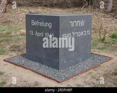 Gedenkstein für den gestrandeten Zug mit 2,500 jüdischen Gefangenen in Farsleben am 04./13/2022 Stockfoto