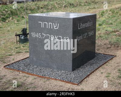 Gedenkstein für den gestrandeten Zug mit 2,500 jüdischen Gefangenen in Farsleben am 04./13/2022 Stockfoto