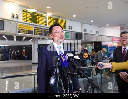 New York, USA. 23. Mai 2023. Xie Feng, Chinas neuer Botschafter in den Vereinigten Staaten, hält bei seiner Ankunft am John F. Kennedy International Airport in New York, USA, am 23. Mai 2023 kurze Bemerkungen vor den Medien. Xie Feng forderte Washington am Dienstag auf, mit China zusammenzuarbeiten, um den dialog zu intensivieren, Differenzen zu bewältigen und die Zusammenarbeit zu fördern, um die Beziehungen zwischen China und den USA wieder auf den richtigen Weg zu bringen. Kredit: Li Rui/Xinhua/Alamy Live News Stockfoto