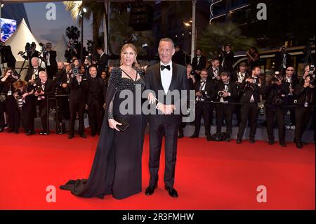 Cannes, Frankreich. 23. Mai 2023. Rita Wilson und Tom Hanks kommen am 23. Mai 2023 auf dem roten Teppich „Asteroid City“ während des 76. Jährlichen Filmfestivals in Cannes im Palais des Festivals in Cannes, Frankreich, an. Foto: Rocco Spaziani/UPI Credit: UPI/Alamy Live News Stockfoto