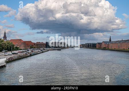 Kopenhagen, Dänemark - 14. September 2010: Die Pilzwolke hängt über dem Hafen, während Sie von Longebro, der langen Brücke, aus Richtung Nordosten schauen. Blackbox ist königliche Bibliothek. Betreff Stockfoto