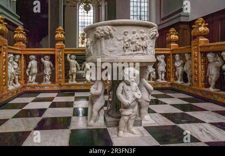 Kopenhagen, Dänemark - 14. September 2010: Nahaufnahme der barocken Marmortaufe mit Reihen von Kleinkinderstatuen in Vor Frelsers, unserem savi Stockfoto