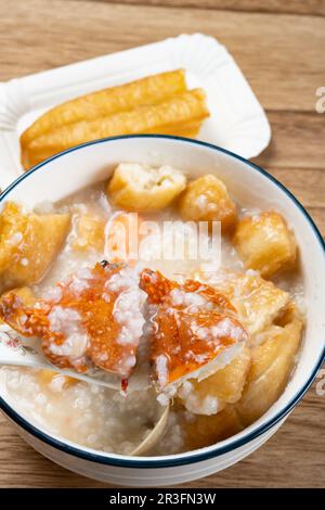 Löffel mit schrägem Blick, der Krabben von Meeresfrüchtegerichten mit frittierten Teigstäbchen herausnimmt Stockfoto