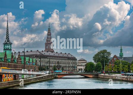 Kopenhagen, Dänemark - 14. September 2010: Börse mit Drachenturm und Königspalast Christiansborg Slot von Borsbroen aus gesehen, Brücke über B Stockfoto