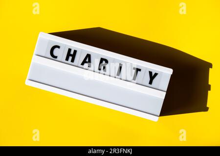 Lightbox mit WOHLTÄTIGER SMS. Motivationsbegriffe Zitate Konzept. Farbenfroher gelber Hintergrund. Minimalistisches kreatives Konzept. Stockfoto